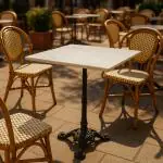 Table carrée à 3 pieds en marbre blanc et fonte, dimensions : H 72 x L 60 x P 60 cm, collection G-Line. HW-18669 €59.95 Table de terrasse